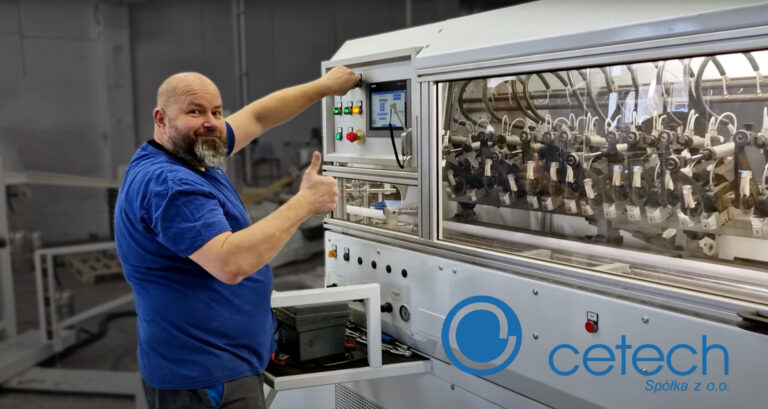 Zadowolony pracownik produkcji Cetech przy nowoczesnej maszynie do tulei tekturowych